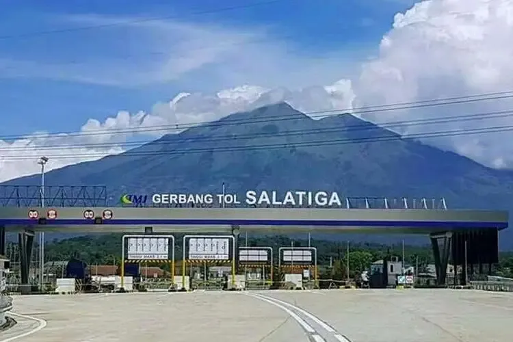 Gerbang Tol Salatiga dengan latar pegunungan